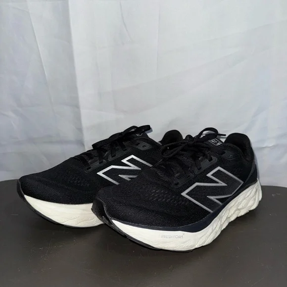 New Balance Fresh Foam 880 Women’s Sneakers in Black & White - Picture 3 of 10
